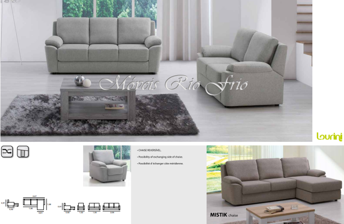 Conjunto de sofás cinza claro com mesa de centro de madeira e tapete cinza escuro