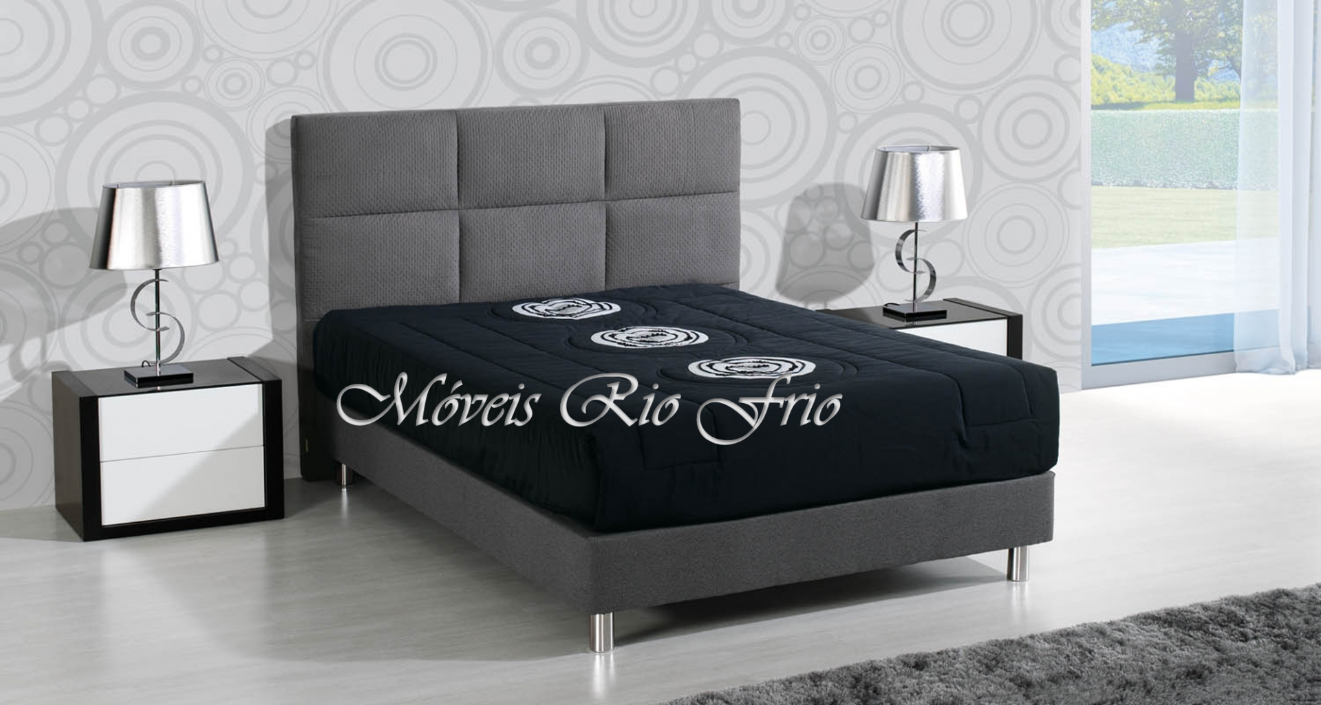 Cama de casal cinza com colchão preto estampado e mesas de cabeceira com candeeiros