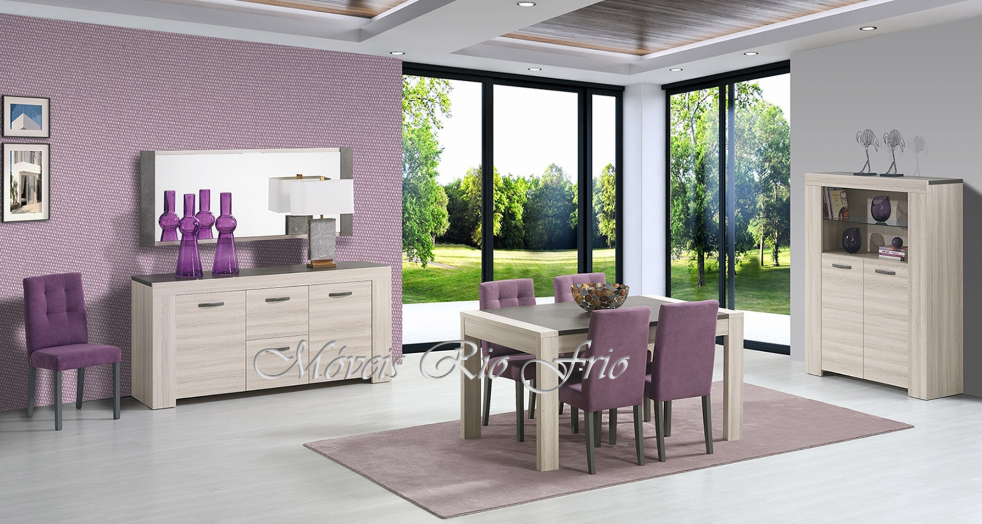 Sala de jantar moderna com mesa de madeira clara e cadeiras roxas, aparador e vitrine em ambiente luminoso