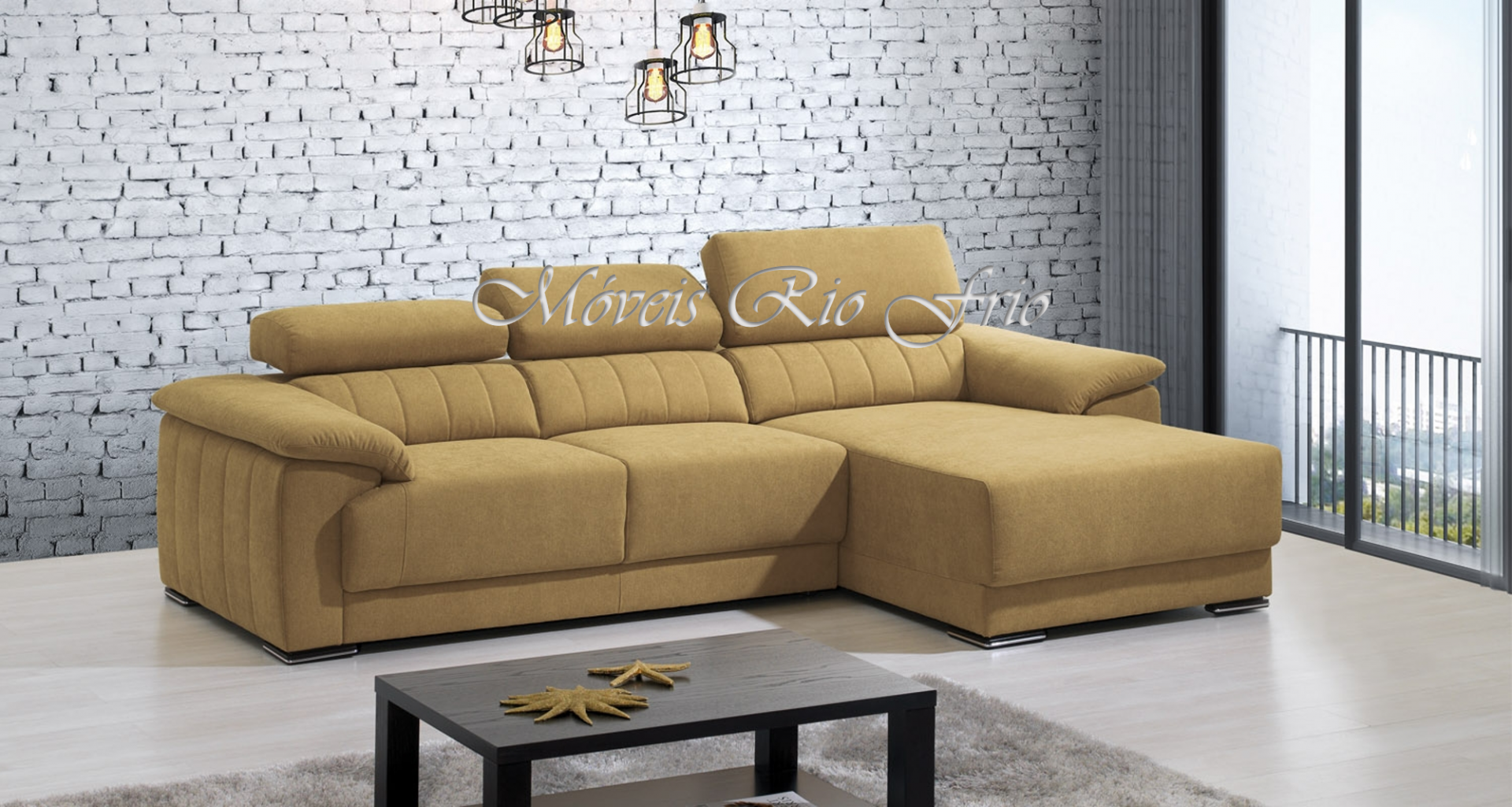 Sofá chaise longue amarelo em sala moderna com parede de tijolos e janela grande