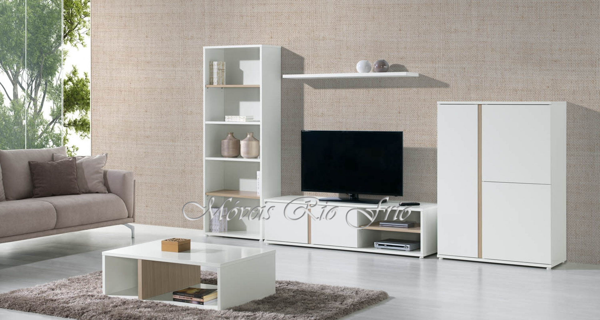 Conjunto de móveis modernos brancos para sala de estar com sofá bege, tapete cinza e parede texturizada.