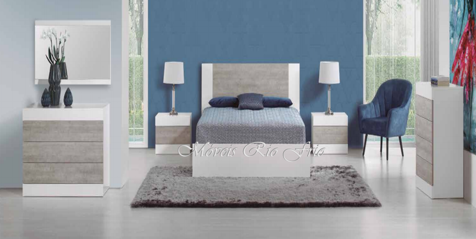 Quarto com cama de madeira clara, mesas de cabeceira, cadeira azul, cómoda, tapete cinzento e parede azul.
