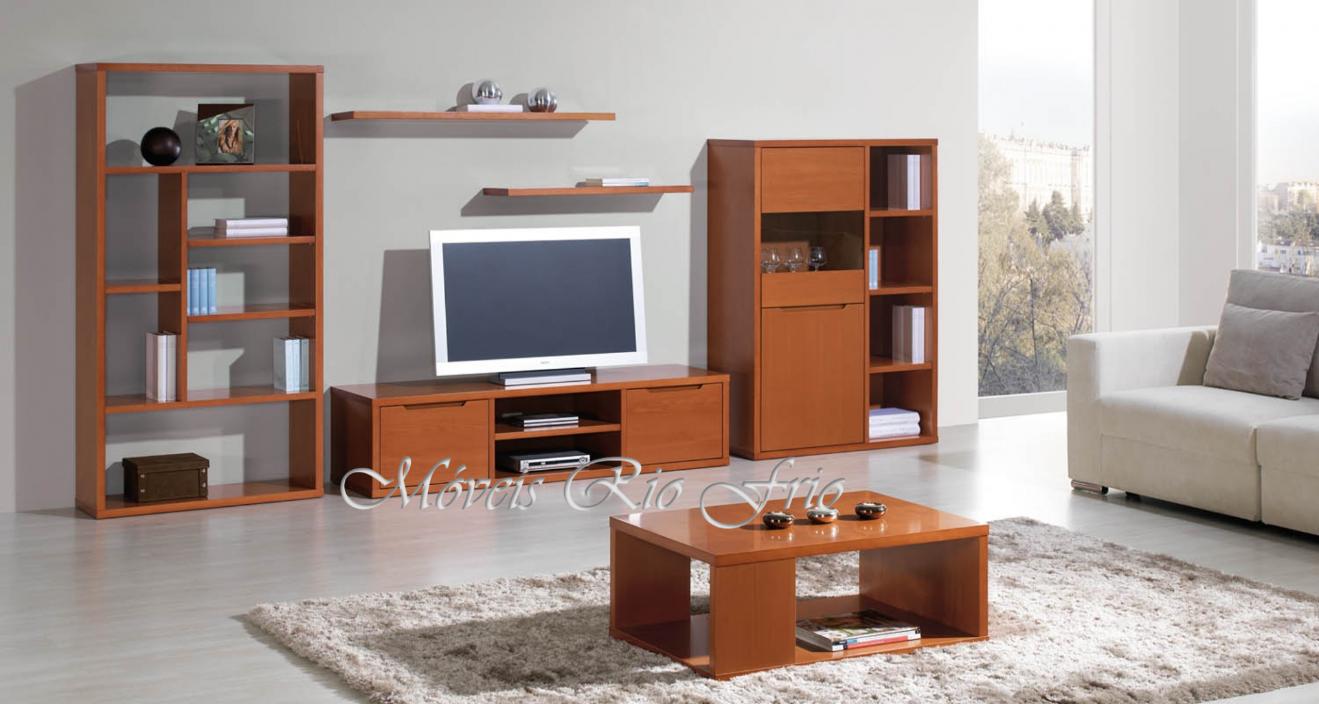 Conjunto de móveis de sala de estar em madeira com televisão e sofá branco