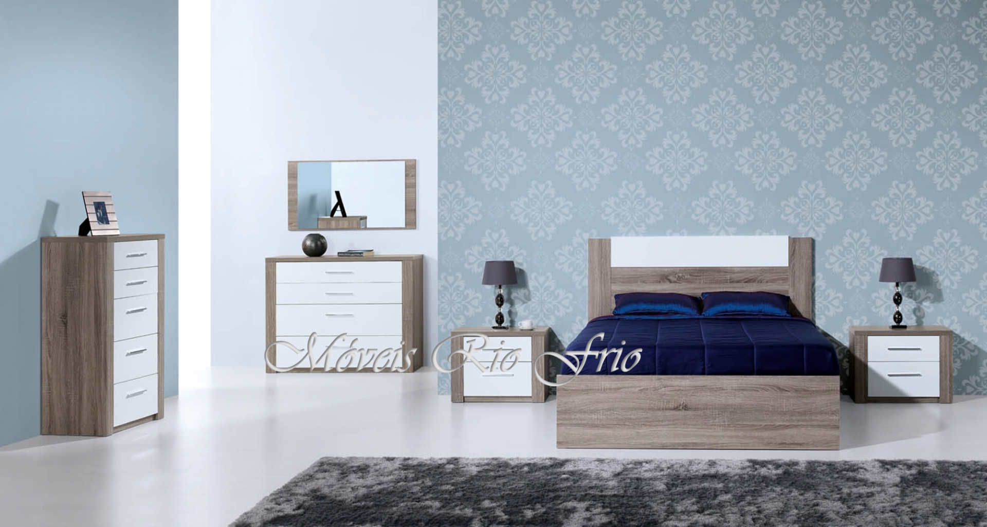 Quarto mobiliado com cama, cômodas, mesas de cabeceira em madeira cinza e branco, papel de parede azul floral e tapete cinza.