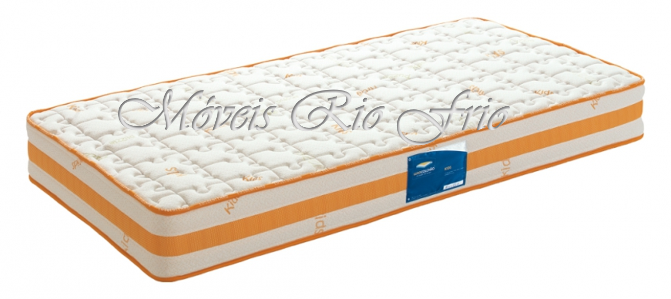 Colchão branco com detalhes laranja e etiqueta azul