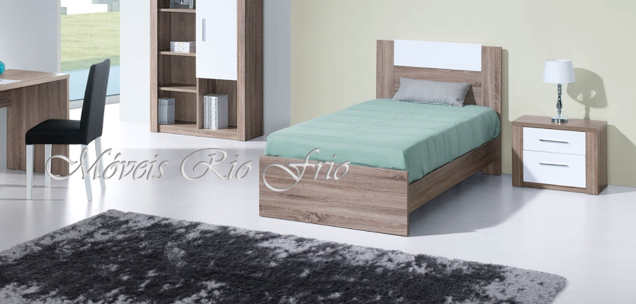 Quarto com cama individual de madeira clara e branca, mesinha com candeeiro e móvel de arrumação