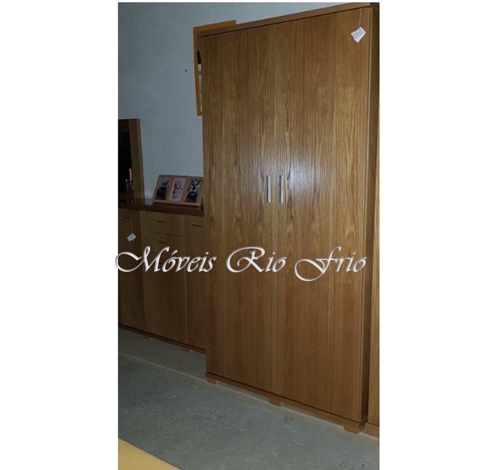 Roupeiro de madeira com duas portas e puxadores metálicos