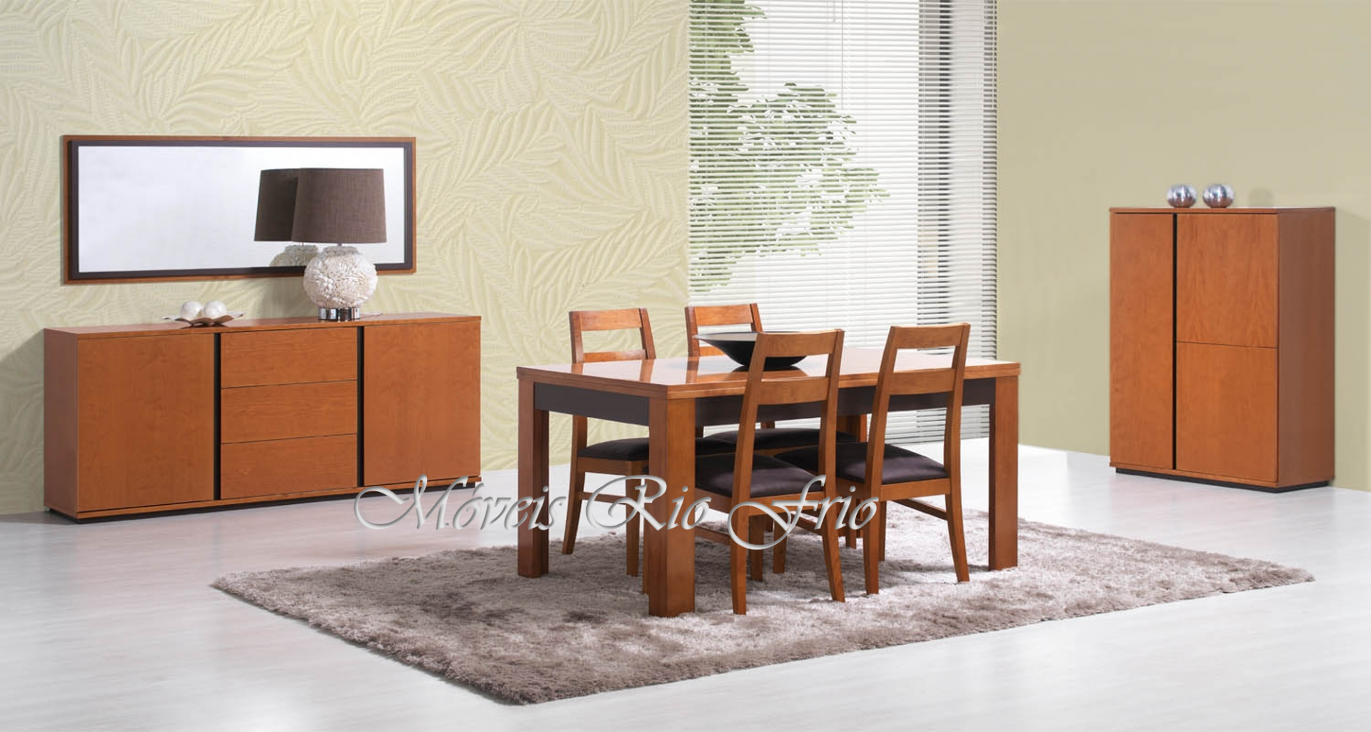 Conjunto sala de jantar em madeira com mesa, cadeiras, aparador com espelho e móvel alto