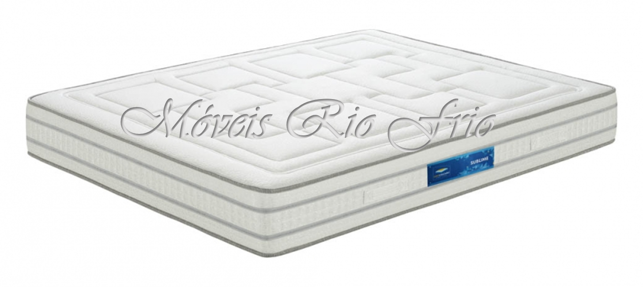 Colchão branco com padrão acolchoado e etiqueta azul na lateral