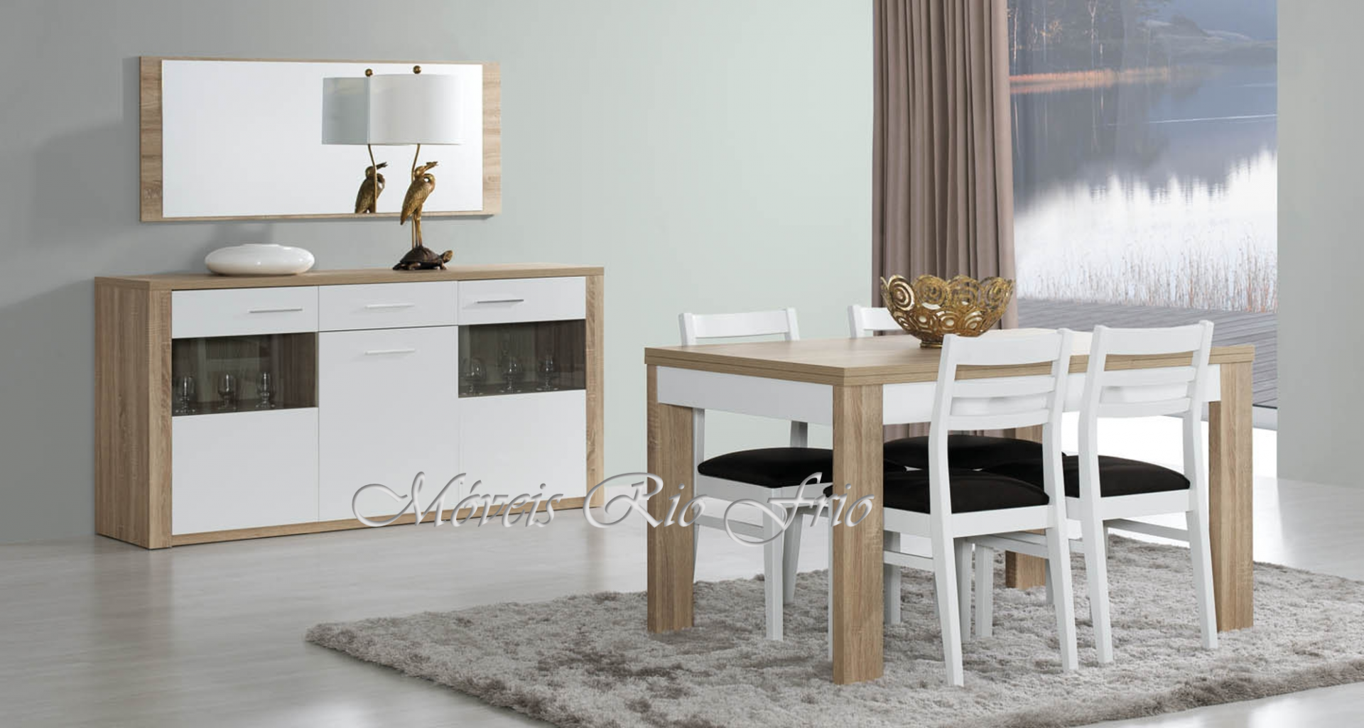 Conjunto de mesa de jantar em madeira clara com tampo branco, quatro cadeiras brancas com assentos pretos e aparador branco e madeira clara