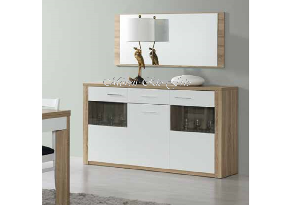 Aparador em madeira clara com portas brancas e espelho grande com moldura de madeira