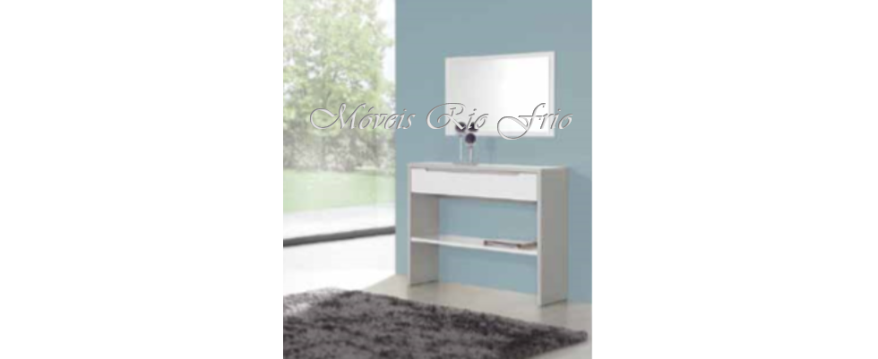 Móvel de apoio branco e castanho claro com prateleira e gaveta numa sala azul com janela grande e tapete cinza