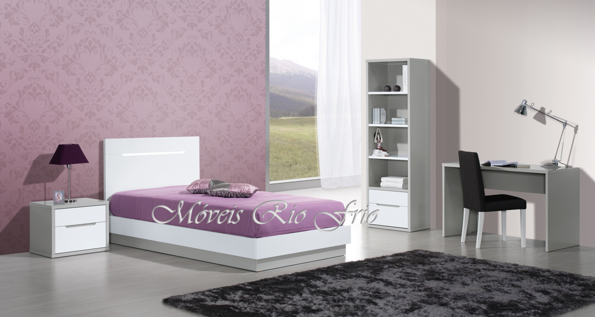 Quarto moderno com mobília branca e parede rosa com padrão floral