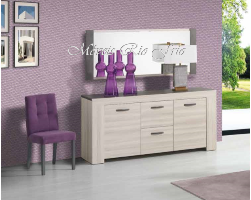 Aparador em madeira clara com espelho, decoração roxa e cadeira roxa junto a parede lilás