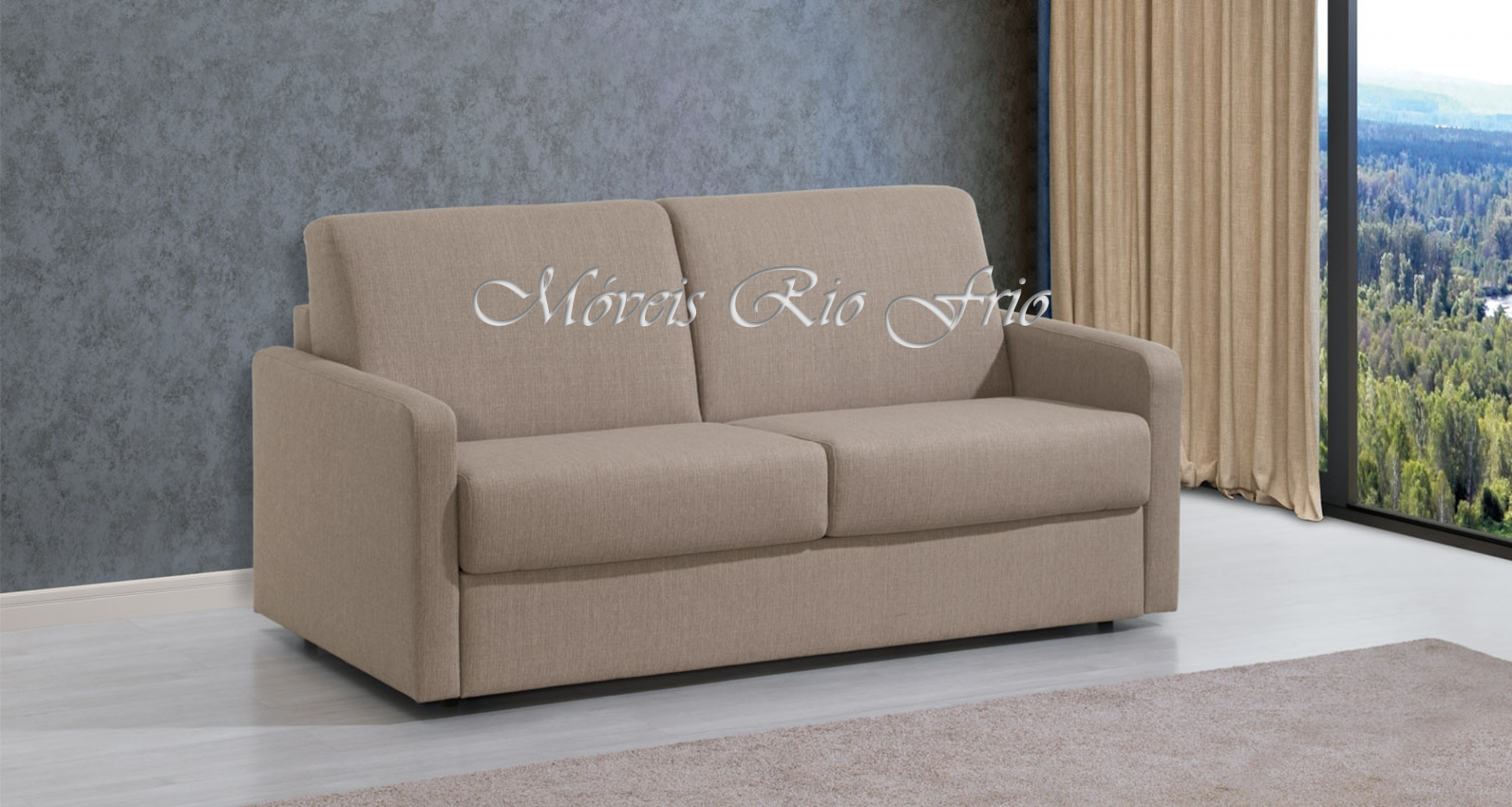 Sofá bege de dois lugares em interior com parede cinzenta e cortinas beige com vista para floresta