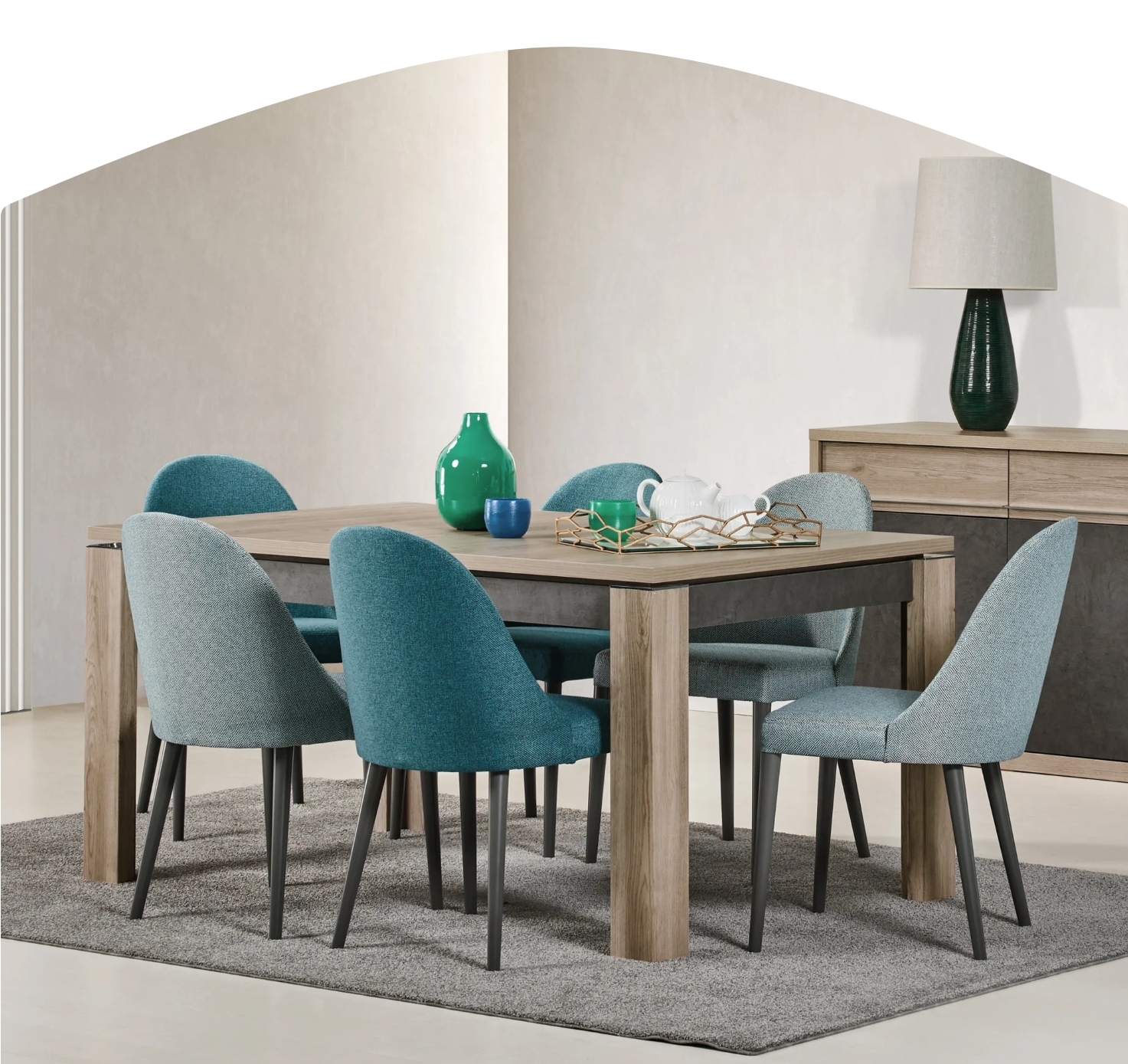 Conjunto de sala de jantar com mesa de madeira e cadeiras azuis sobre tapete cinza