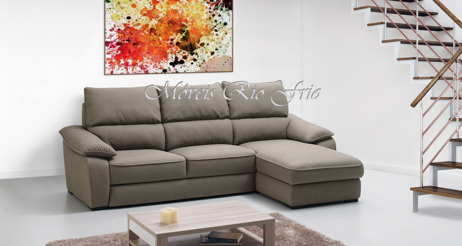 Sofá cinza de três lugares com chaise longue numa sala moderna branca