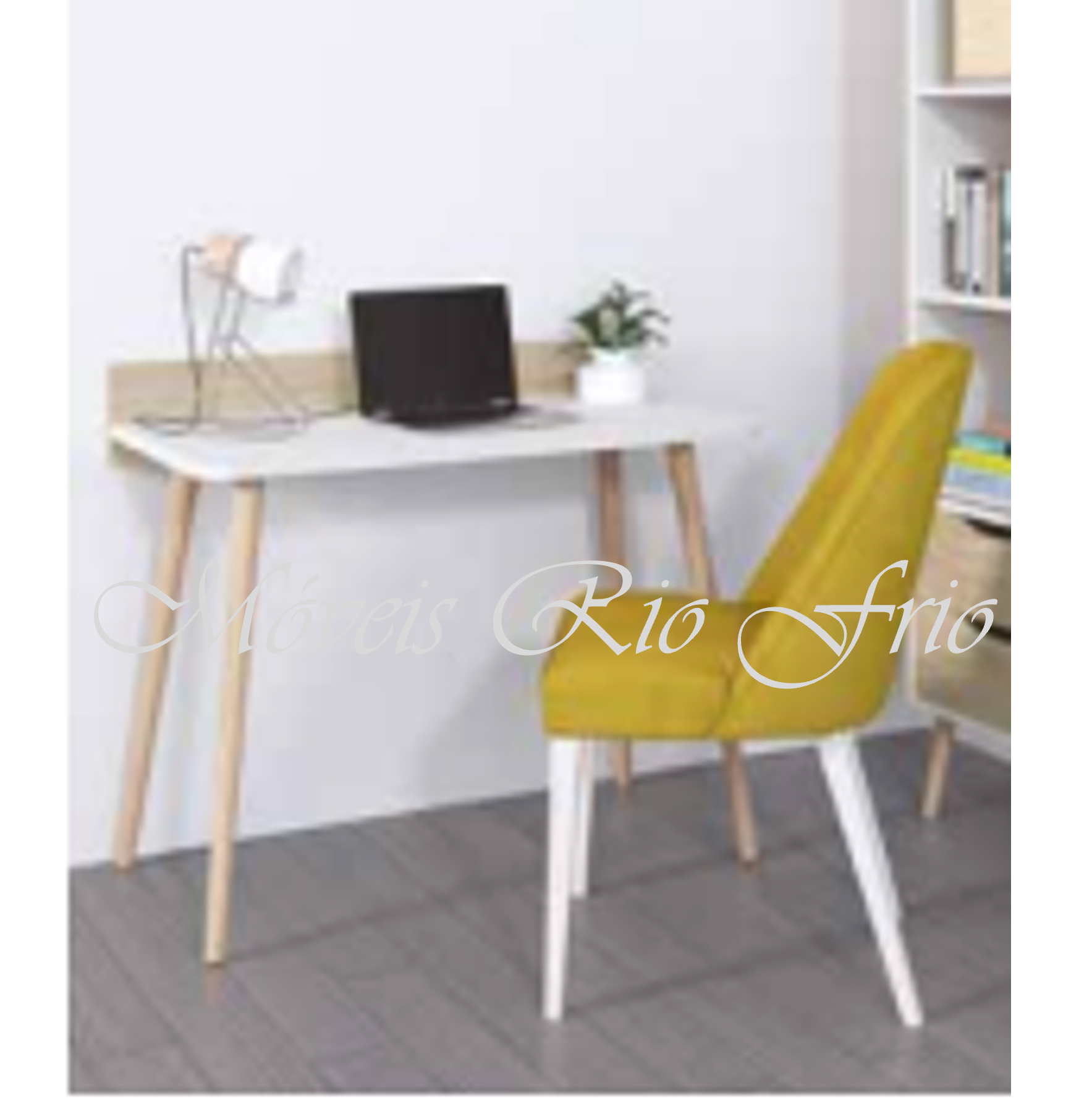 Mesa de trabalho branca com cadeira amarela e computador portátil