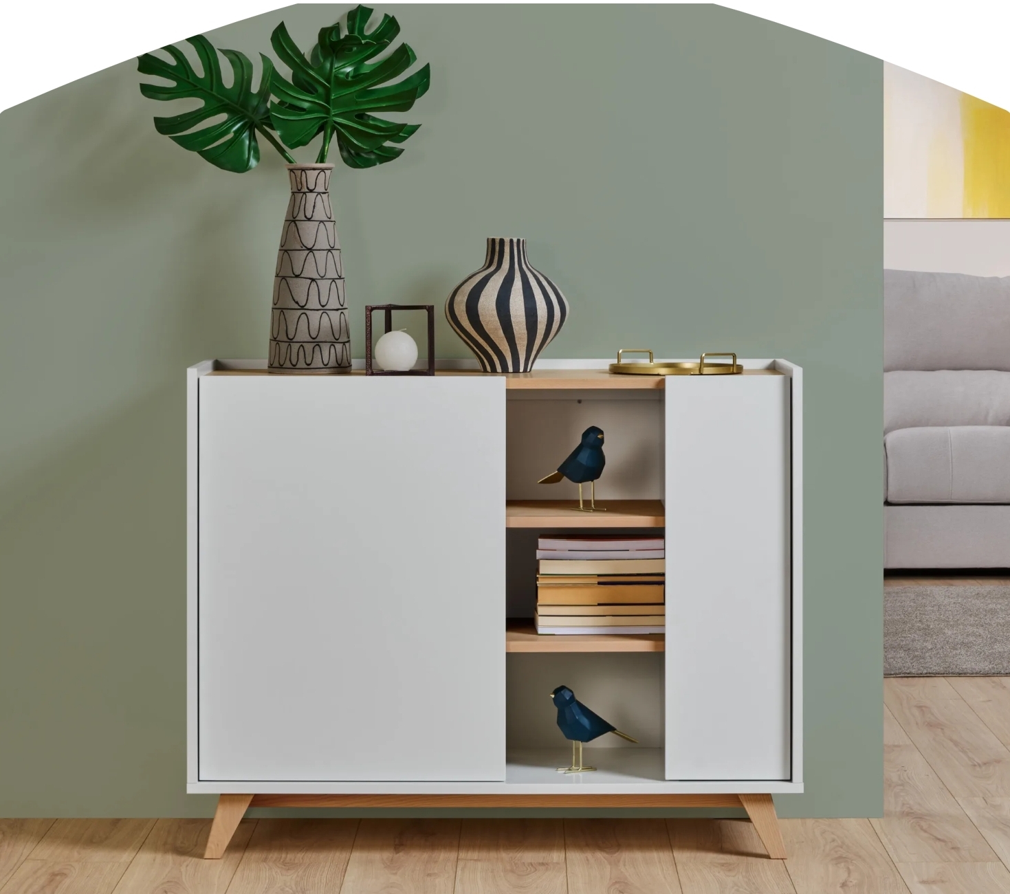 Móvel branco com base em madeira, decorado com vasos e figuras pássaros azuis