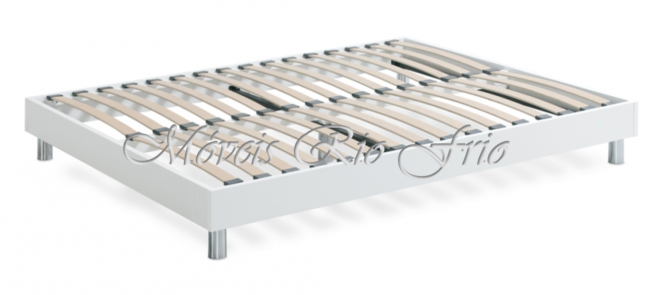 Estrado de cama metálico branco com lâminas de madeira e pés metálicos prateados