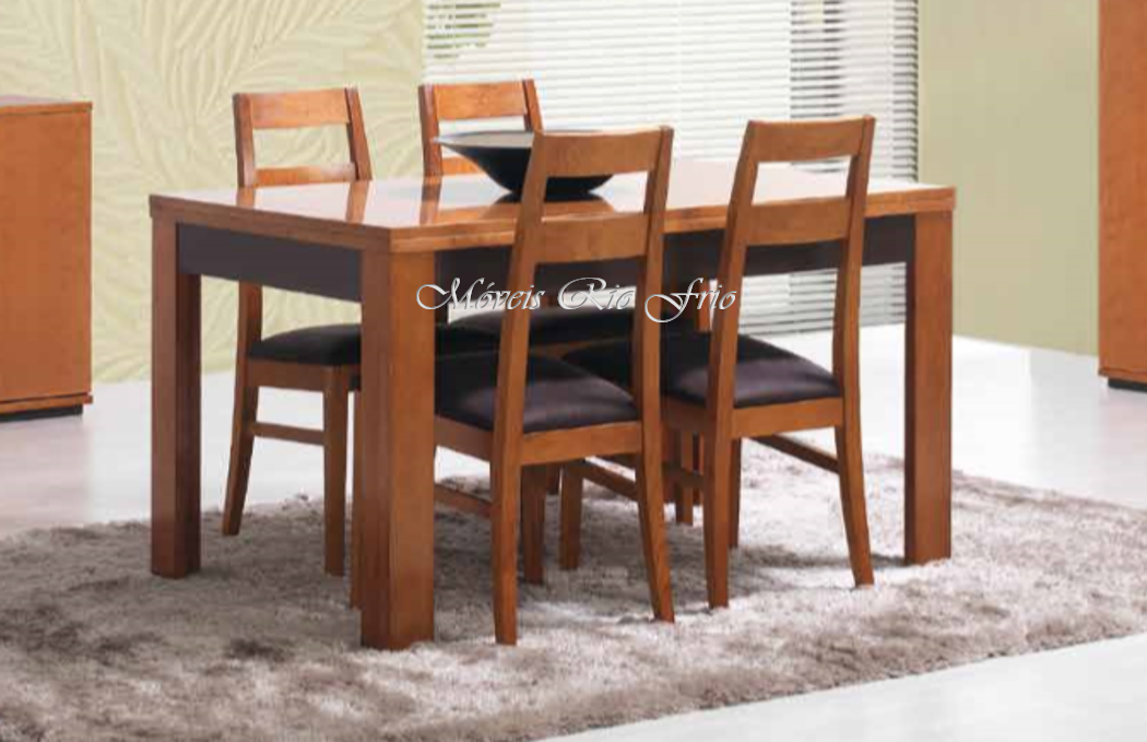Conjunto de mesa de madeira castanha com quatro cadeiras com assentos pretos sobre tapete cinza