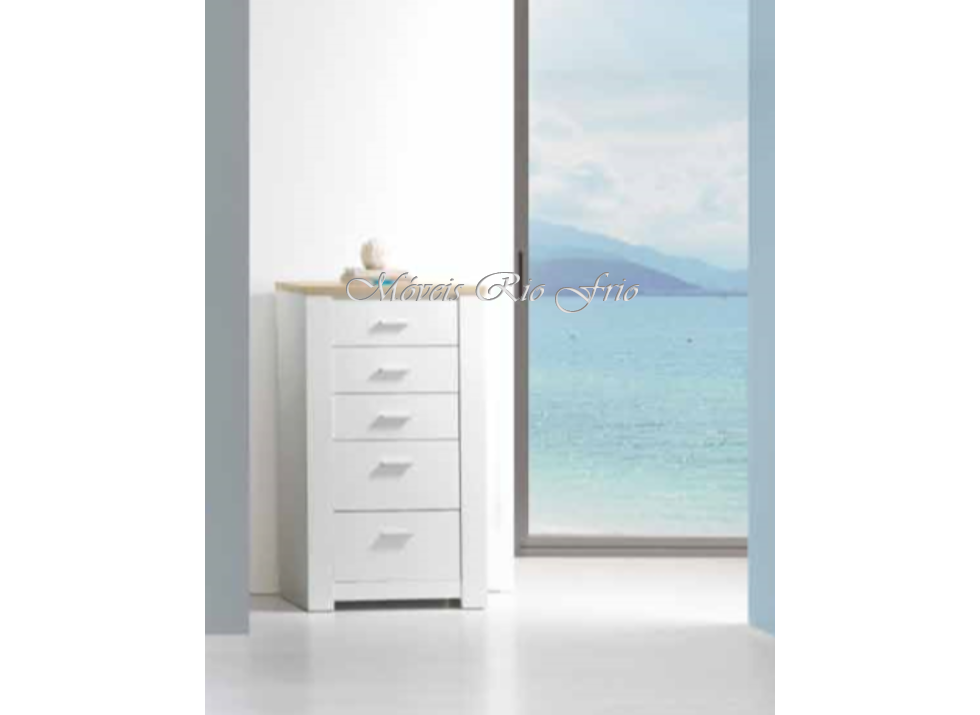 Móvel branco com gavetas junto a janela com vista para o mar