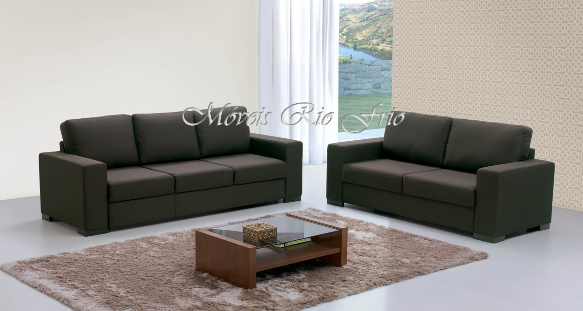 Sala com dois sofás cinza escuro e mesa de centro em madeira com tampo de vidro