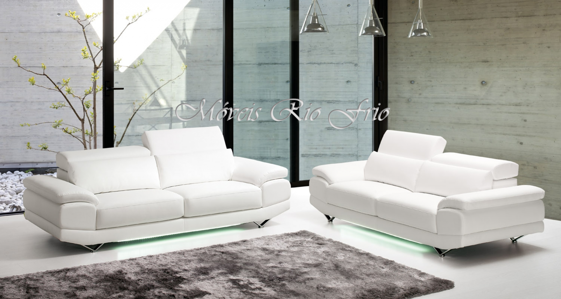 Conjunto de sofá branco em couro com iluminação LED inferior num ambiente moderno