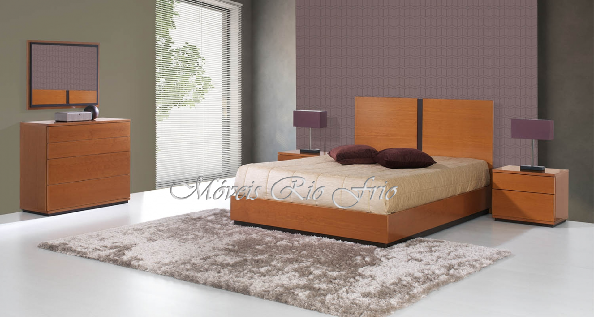 Quarto com cama de madeira, carpete cinza, criado-mudo com candeeiro e cómoda com espelho.