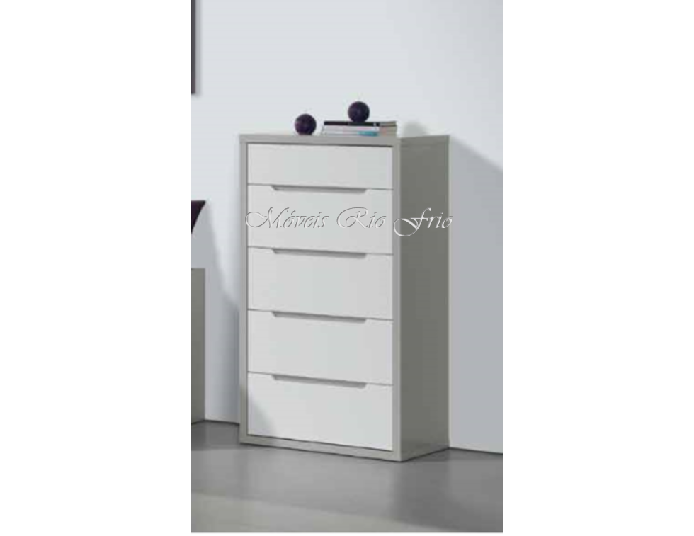 Cómoda branca de quatro gavetas num ambiente interior