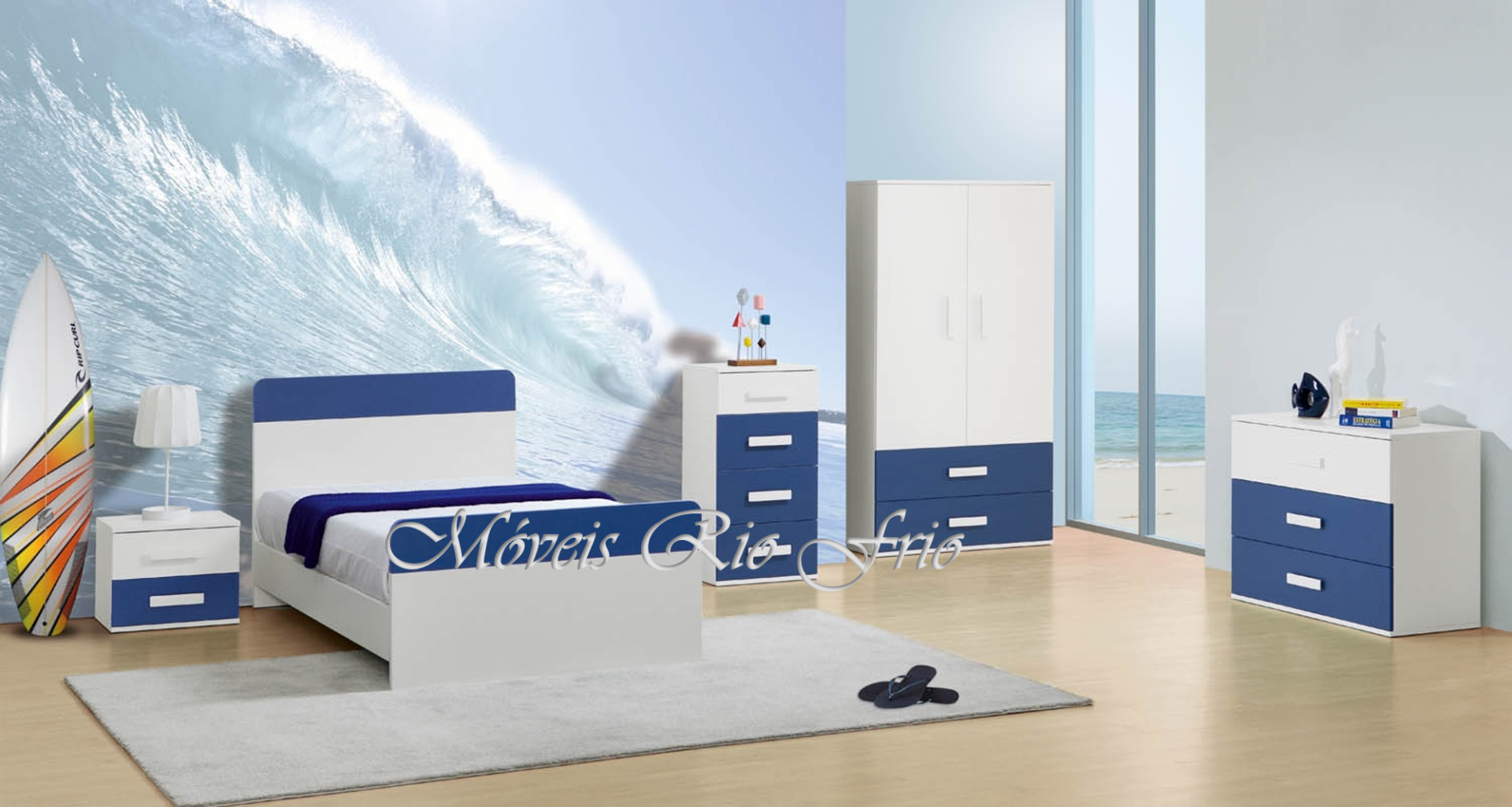 Quarto juvenil com móveis brancos e azuis junto a janela grande com vista mar