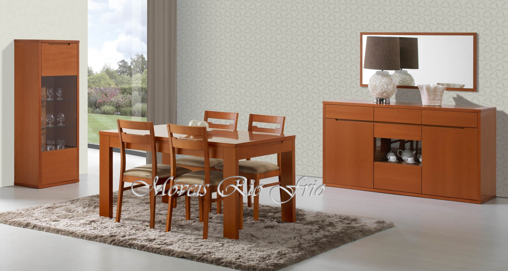 Sala de jantar com conjunto de mesa, cadeiras, aparador e armário de vidro em madeira castanha clara