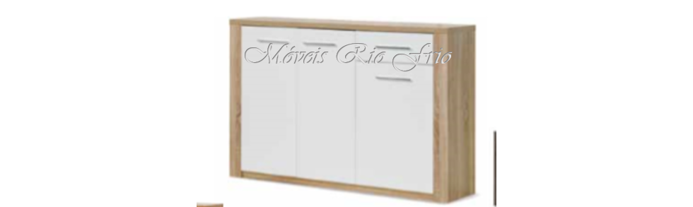 Armário de madeira claro com três portas brancas e puxadores metálicos horizontais
