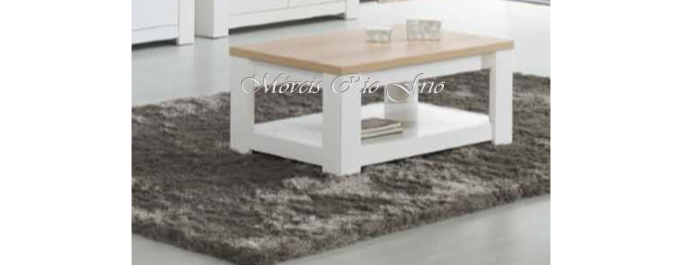 Mesa de centro branca com tampo de madeira clara sobre tapete cinzento e chão claro