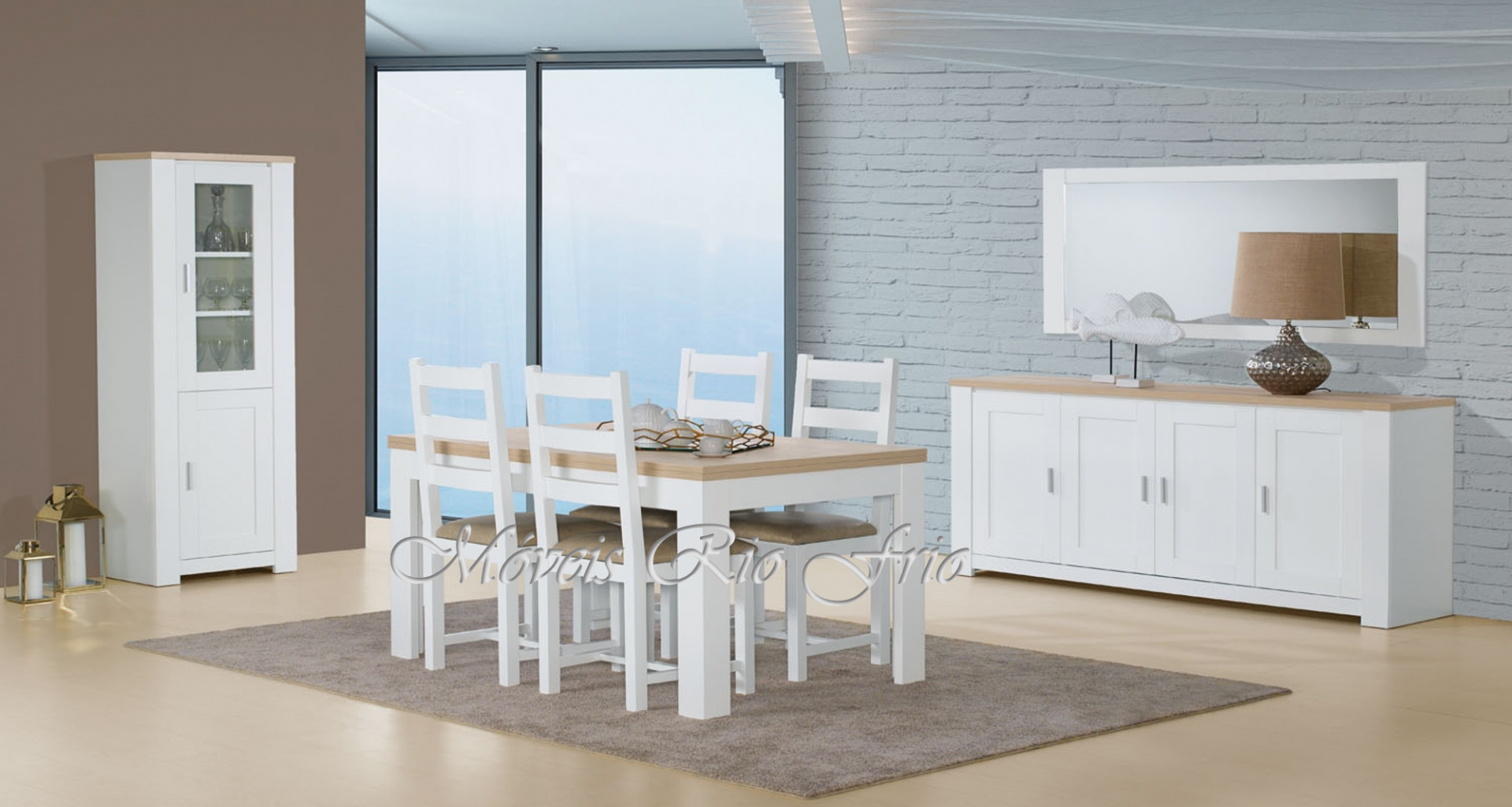 Sala de jantar com conjunto de mesa, cadeiras, aparador e vitrina em madeira branca com tampo natural