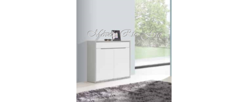 Móvel branco com gaveta e duas portas, tapete cinzento, janela com vista para árvores