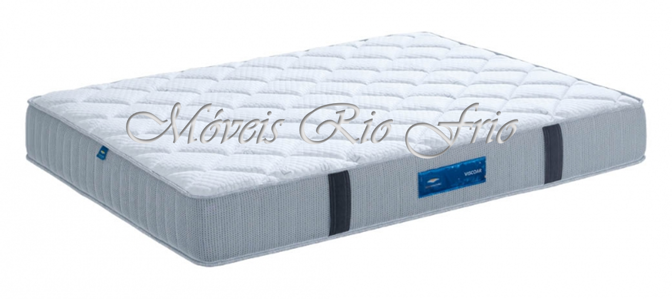 Colchão branco acolchoado com faixas cinza e etiqueta azul em fundo branco