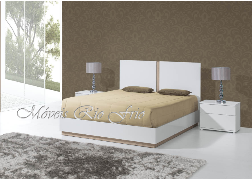 Quarto com cama branca, mesas de cabeceira, lâmpadas e tapete cinza