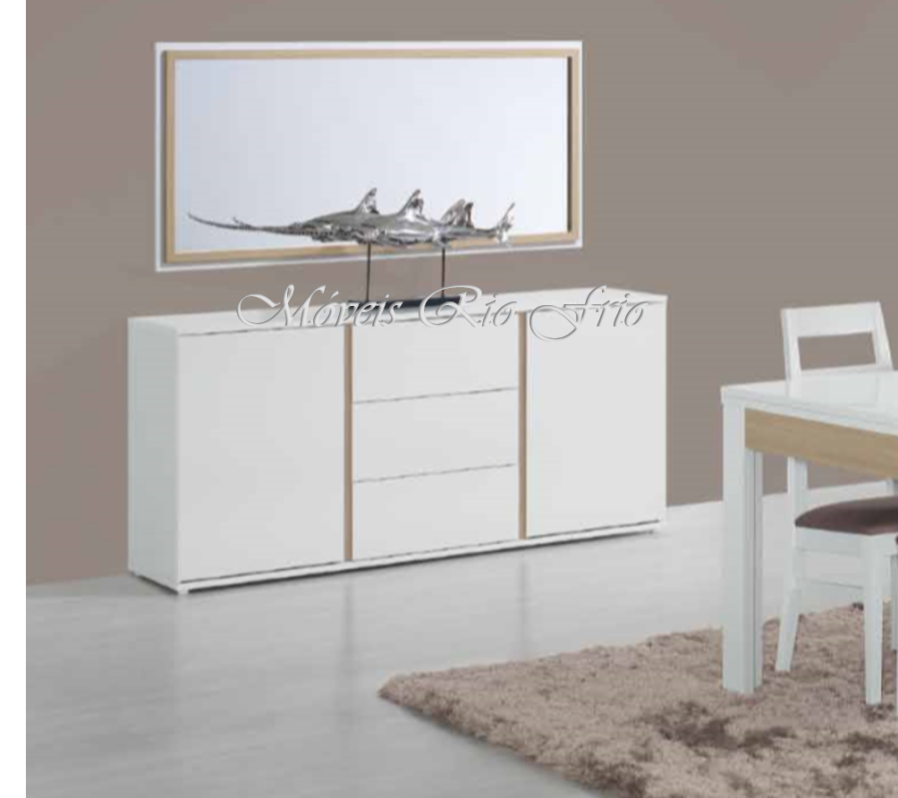 Aparador branco com escultura de peixes, espelho com moldura em madeira clara e parte de mesa de jantar