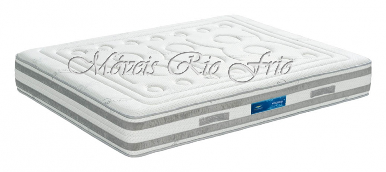 Colchão branco com padrões em relevo e laterais cinza claras com etiqueta azul