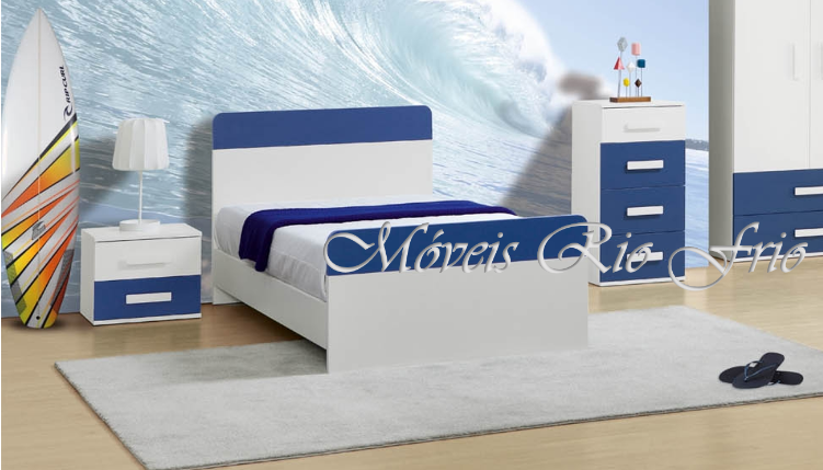 Quarto jovem com mobília branca e azul e decoração com tema de mar e surf