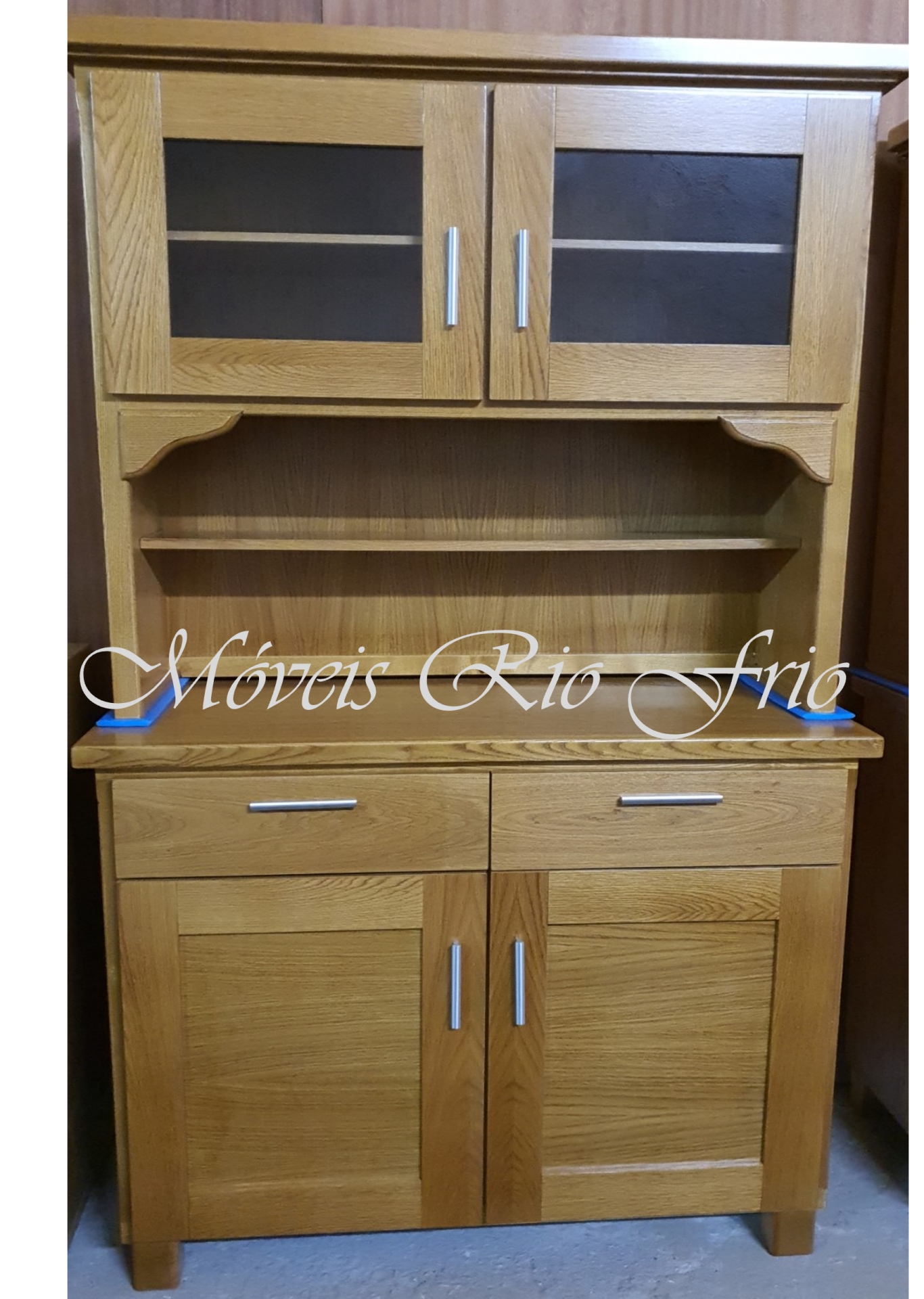 Móvel de madeira castanha clara com vidro escuro e puxadores metálicos