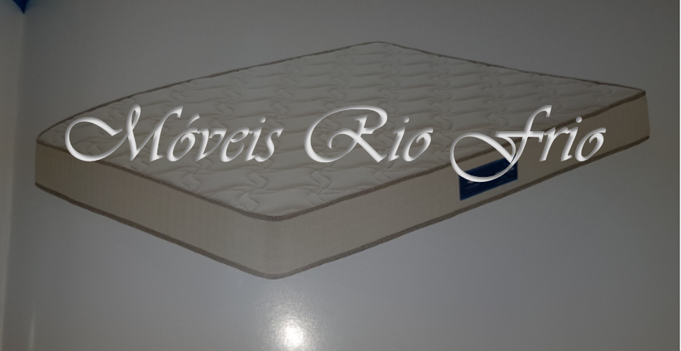 Colchão branco com padrão ondulado e etiqueta azul na lateral