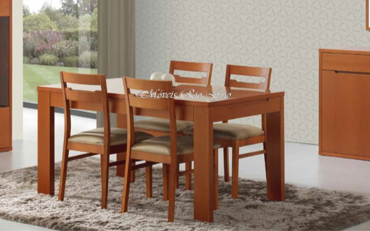 Mesa de jantar em madeira castanha com quatro cadeiras estofadas em bege num ambiente interior com janela e papel de parede