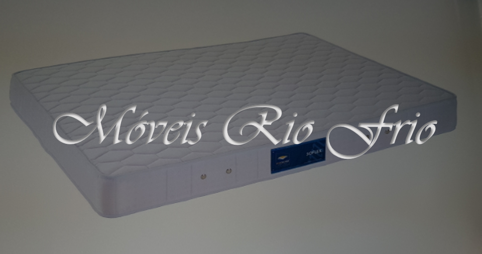 Colchão branco acolchoado com etiqueta azul e texto sobreposto 'Móveis Rio Frio'