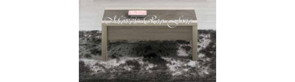 Mesa de centro em madeira clara com tampo de vidro sobre tapete felpudo cinzento