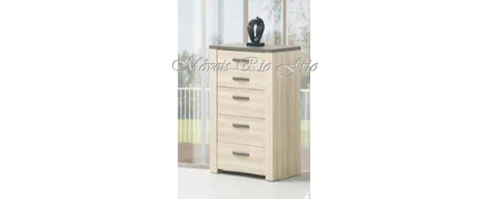 Cômoda de madeira clara com cinco gavetas e puxadores prateados