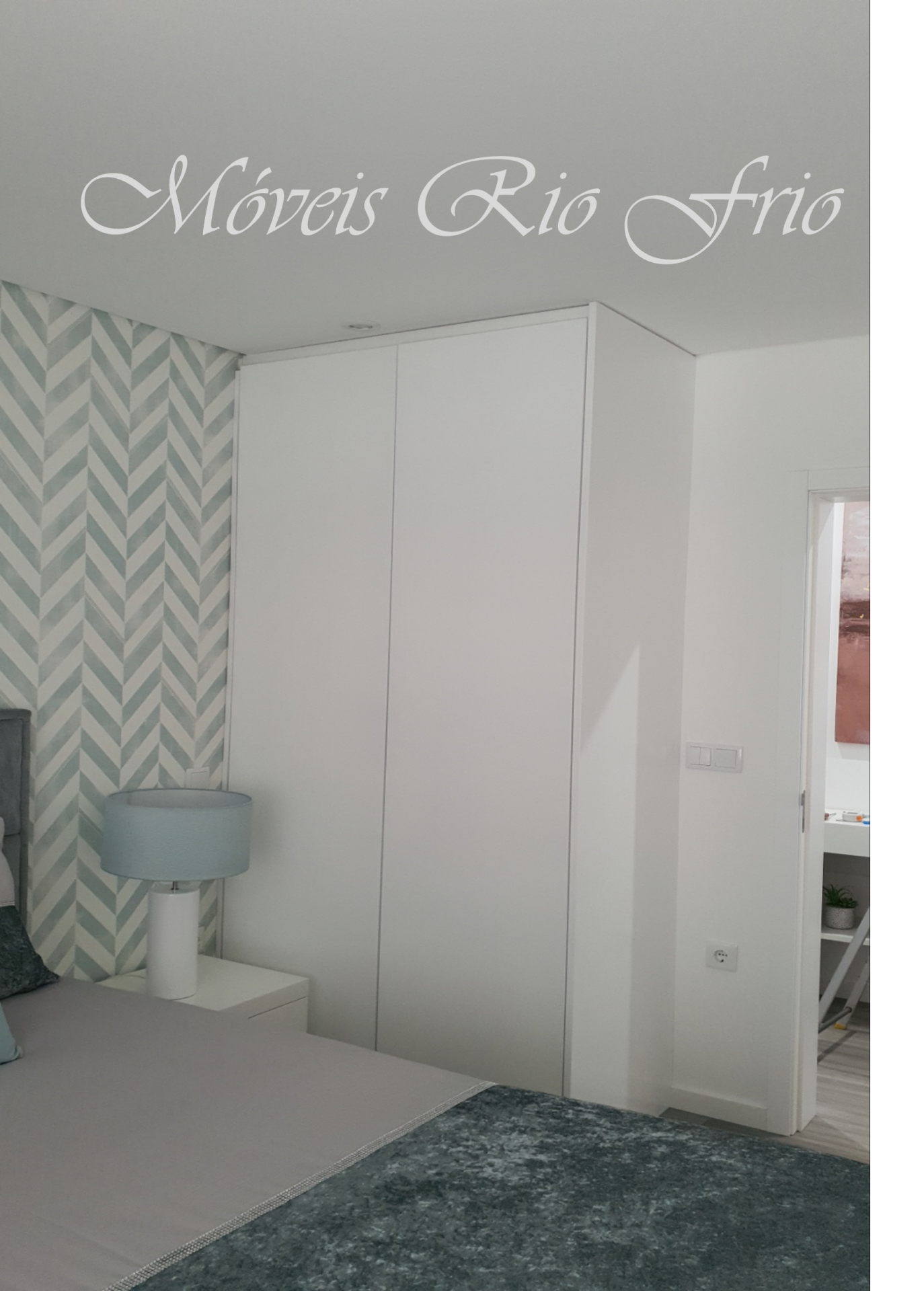 Guarda-roupa embutido branco num quarto com papel de parede azul claro geométrico