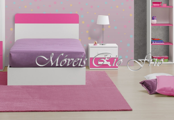 Quarto infantil com cama branca e rosa, tapete rosa e parede com bolinhas coloridas.