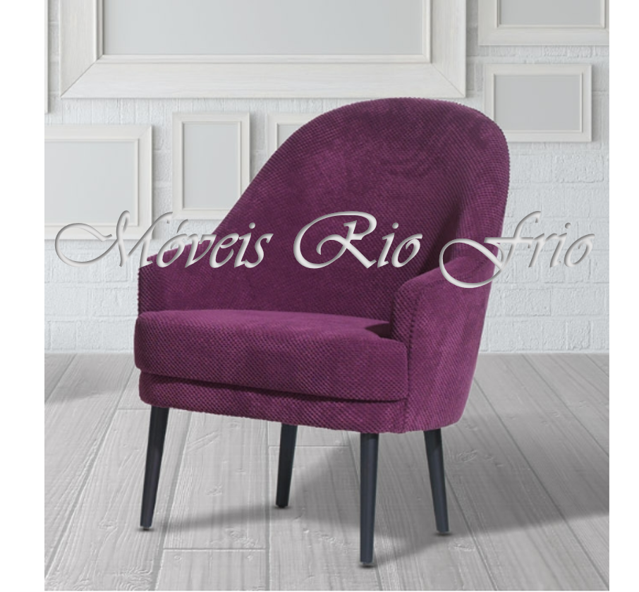 Cadeira roxa estofada com pernas pretas em ambiente interior branco